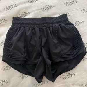 Black Hotty Hot Low-Rise Line short 2.5 Lululemon